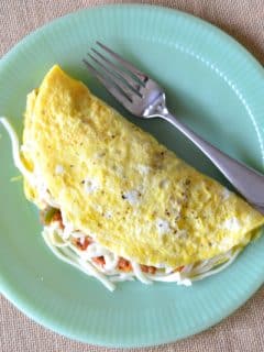 Stuffed Pepper Omelet - A delicious low-carb breakfast