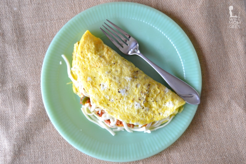 Stuffed Pepper Omelet - A delicious low-carb breakfast