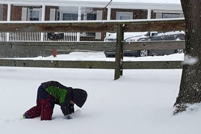 Gründe, Ihre Kinder draußen im Schnee zu lassen