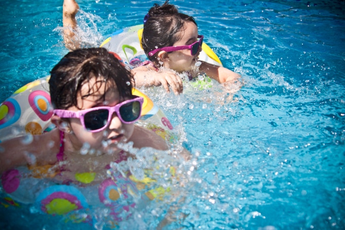 Schwimmen ist eine lustige Tradition des 4. Juli, um mit der Familie zu beginnen
