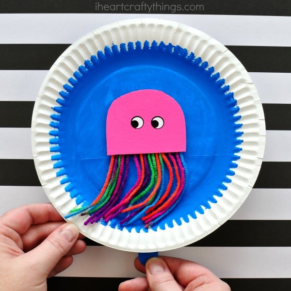 paper plate jellyfish craft with movable jellyfish