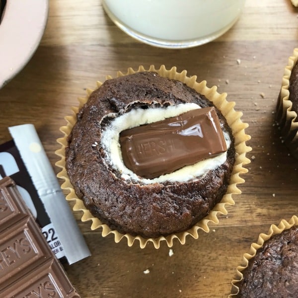 Easy S'mores Cupcakes with Graham Cracker and Marshmallow Layers