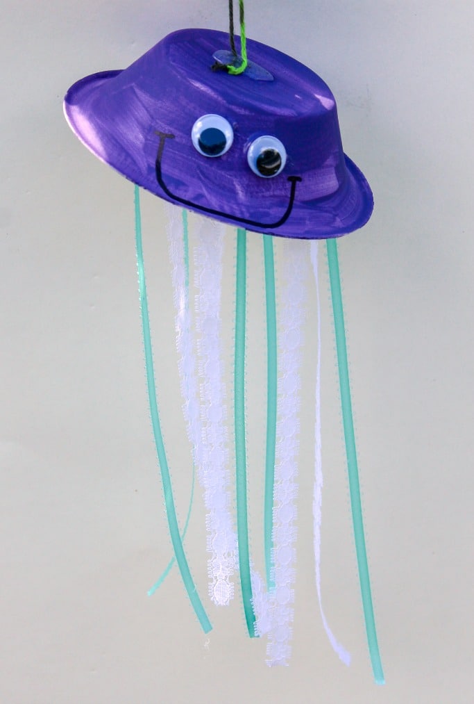 This hanging jellyfish craft is easy to make -- the perfect activity for an ocean study unit or just for fun