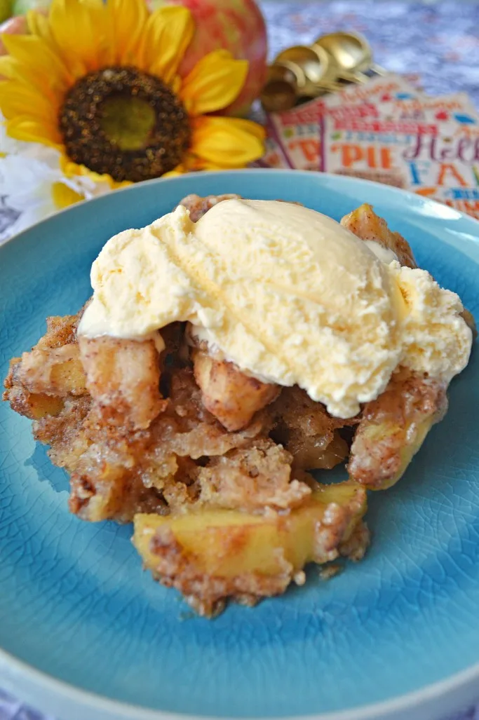 Simple and Easy Crock Pot Apple Cobbler
