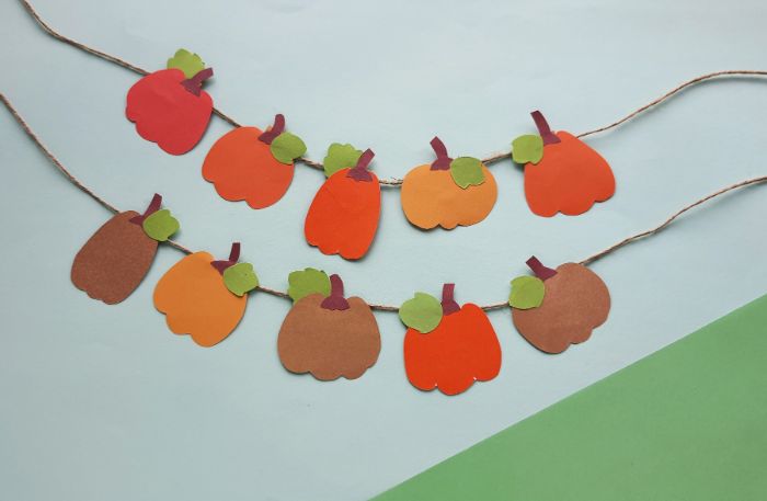 completed pumpkin garland