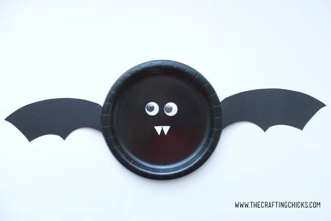 bat paper plate craft by The Crafting Chick