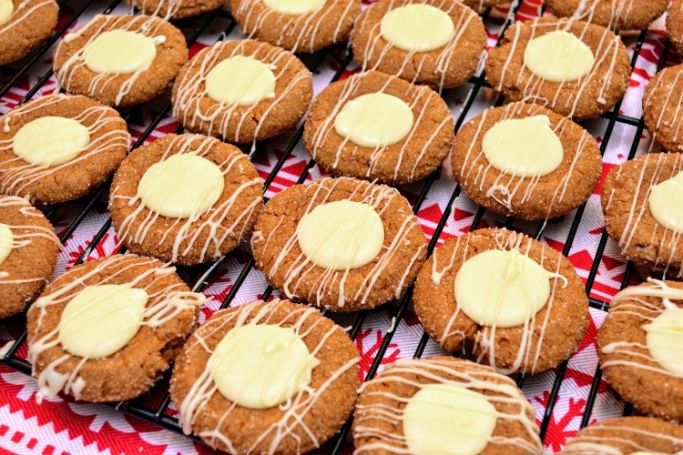 thumbprint gingerbread cookies with eggnog filling