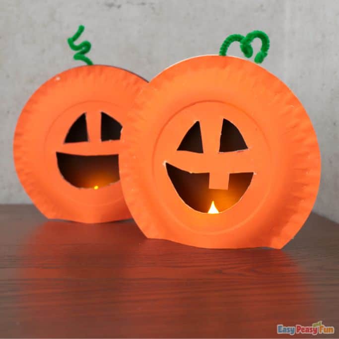 light up pumpkin paper plate craft by Easy Peasy and Fun