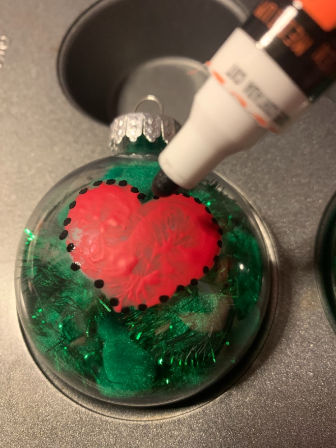 outlining the thumbprint heart on the grinch ornament