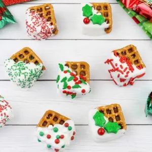 square image of the Christmas pretzel bites on a white wood background
