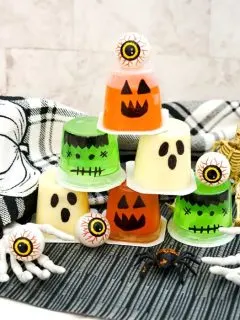 Halloween classroom snack idea with pudding and jello cups