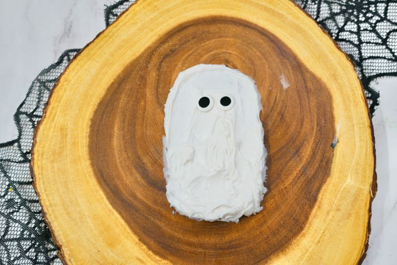 adding eyes to the frosting ghost