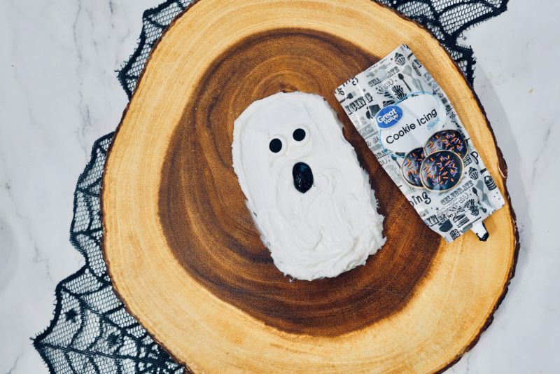 adding a mouth to the frosting ghost