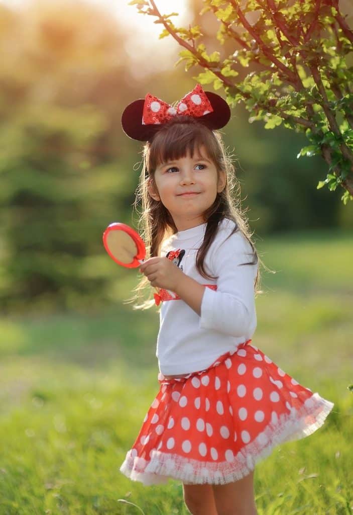 little girl in Minnie Mouse outfit