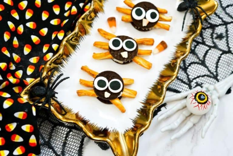 Oreo Spiders for Halloween: An Easy 15-Minute Spooky Snack