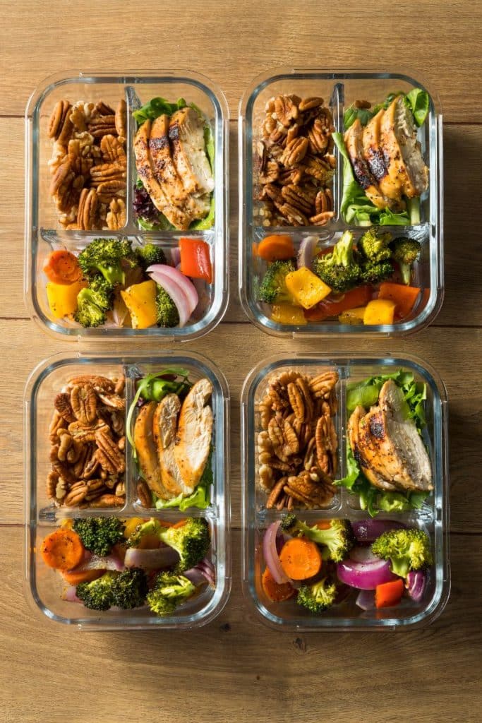 4 prepped chicken keto meals in glass containers