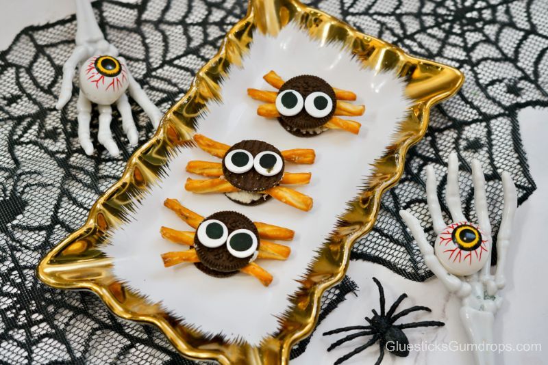 Oreo spiders with legs and eyes but no mouth
