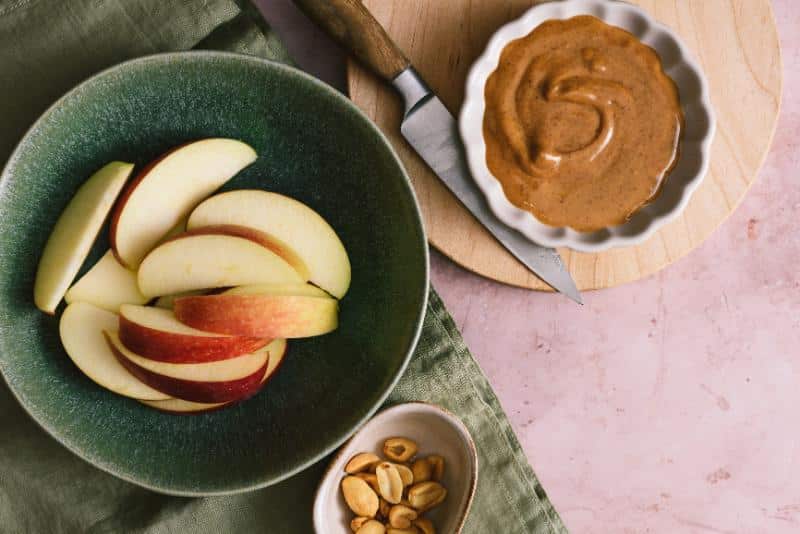 apple slices with peanut butter