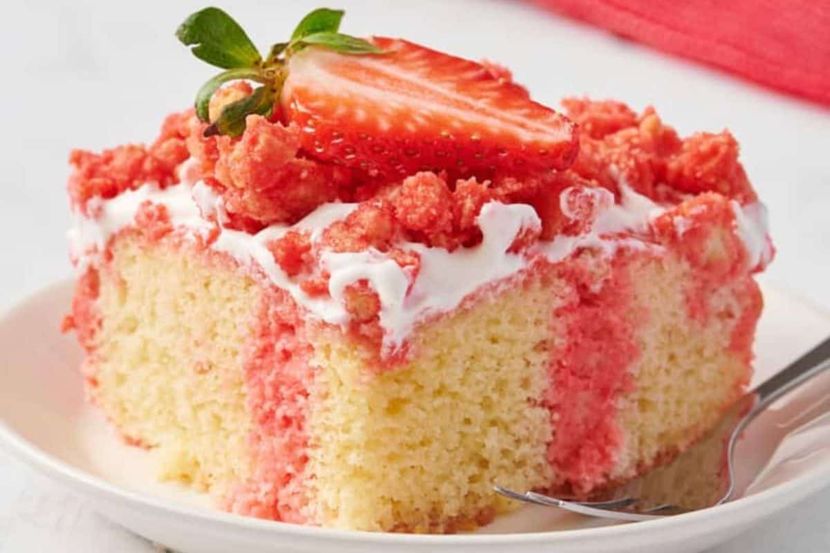 strawberry crunch poke cake