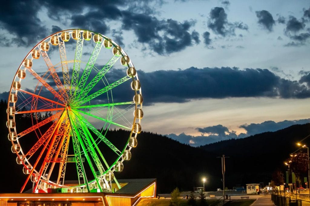 ferris wheel in Pigeon Forge lit up in the evening