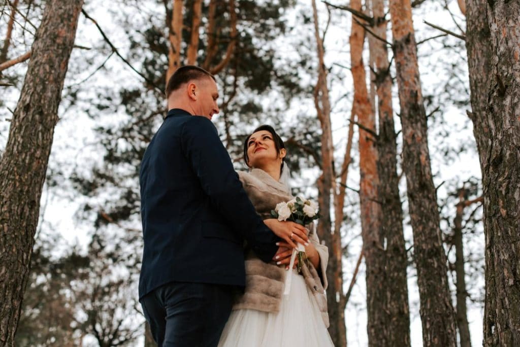 wedding couple in forest in winter