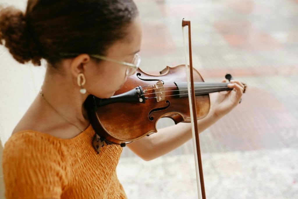 teenage girl with violin